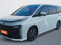 Toyota Voxy 2.0 A/T 2022 Putih 3