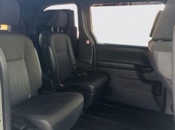 Toyota Voxy 2.0 A/T 2022 Putih 11