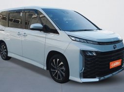 Toyota Voxy 2.0 A/T 2022 Putih 2