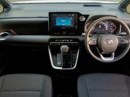 Toyota Voxy 2.0 A/T 2022 Putih 14