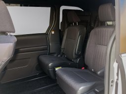 Toyota Voxy 2.0 A/T 2022 Putih 13