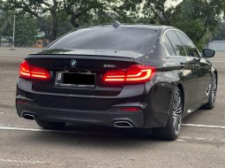 BMW 5 Series 520d 2020 Hitam 5
