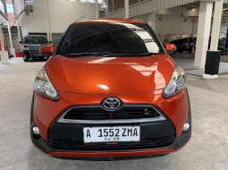 Toyota Sienta V 2017 Orange