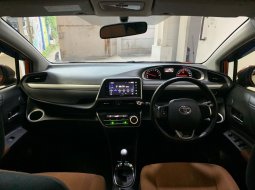 TOYOTA SIENTA V 1.5 AT 2017 ORANYE 6