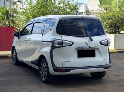 Toyota Sienta V CVT 2017 putih km 69rban 4