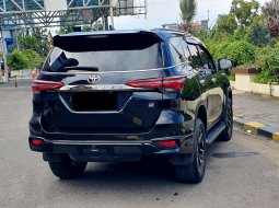 Toyota Fortuner New  4x2 2.4 GR Sport A/T 2022 diesel hitam pajak panjang siap pakai 6