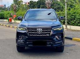 Toyota Fortuner New  4x2 2.4 GR Sport A/T 2022 diesel hitam pajak panjang siap pakai 3