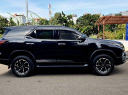 Toyota Fortuner New  4x2 2.4 GR Sport A/T 2022 diesel hitam pajak panjang siap pakai 13