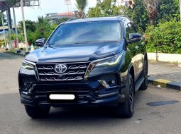 Toyota Fortuner New  4x2 2.4 GR Sport A/T 2022 diesel hitam pajak panjang siap pakai 1