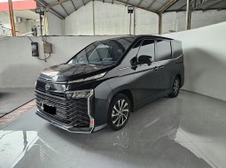 Toyota Voxy 2.0 AT ( Matic ) 2024 Hitam Low km 11rban Good Condition siap pakai 10