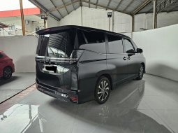 Toyota Voxy 2.0 AT ( Matic ) 2024 Hitam Low km 11rban Good Condition siap pakai 11