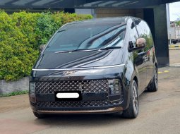 Hyundai Staria Signature 7 2022 hitam diesel km 15 ribuan