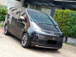 Hyundai Staria Signature 7 2022 hitam diesel km 15 ribuan 2