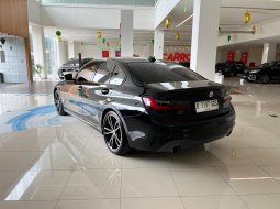 BMW 330i 2.0 M Sport AT 2022 Hitam 4