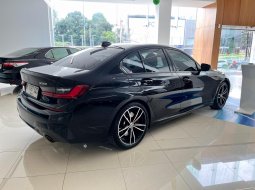 BMW 330i 2.0 M Sport AT 2022 Hitam 6