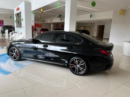 BMW 330i 2.0 M Sport AT 2022 Hitam 5