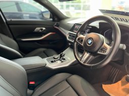 BMW 330i 2.0 M Sport AT 2022 Hitam 9