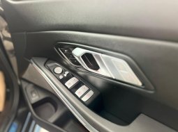 BMW 330i 2.0 M Sport AT 2022 Hitam 8