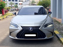 Lexus ES 300h Ultra Luxury 2022 sonic titanium km 34 ribuan sunroof