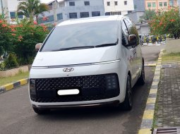 Hyundai Staria Signature 9 2023 diesel putih km 12 ribuan