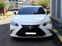 Lexus ES 300h Ultra Luxury 2023 putih km 20 ribu