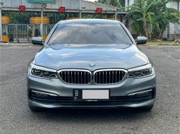 BMW 5 Series 520i 2020 Abu-abu