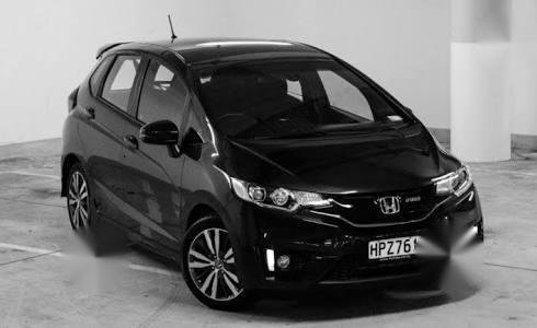 mobil honda jazz hitam