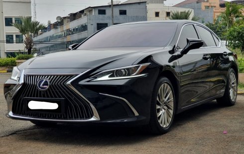 Lexus ES 300h Ultra Luxury 2020 hitam km24rban cash kredit proses bisa dibantu record