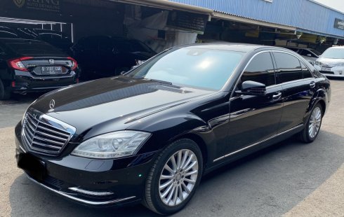 Mercedes-Benz S-Class 300  2011 Hitam