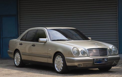 Jual mobil Mercedes-Benz 320 1997