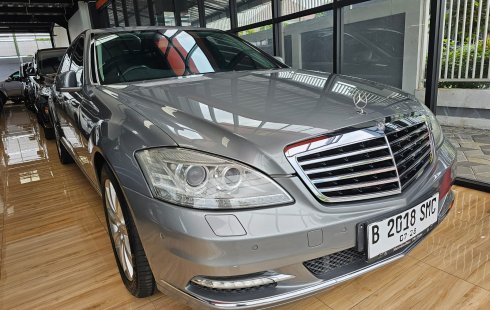 Mercedes-Benz S-Class S 300 L Tahun 2010 pemakaian 2011 Kondisi Mulus Terawat Seperti baru