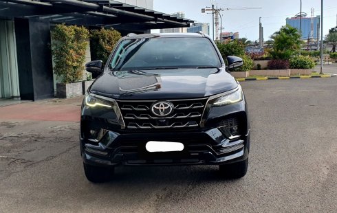 Toyota Fortuner New  4x2 2.8 A/T DSL GR Sport hitam km 16rban cash kredit proses bisa dibantu