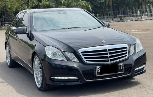 Jual cepat mobil Mercedes-Benz E-Class E 300 2011 Sedan