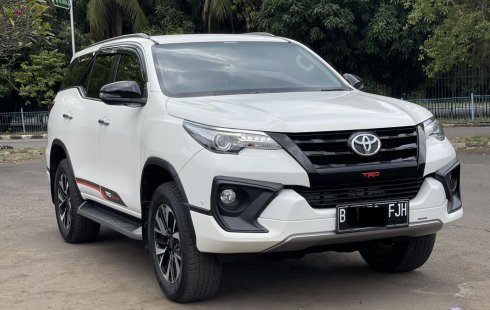 Promo mobil Toyota Fortuner VRZ TRD AT 2019 Putih siap pakai
