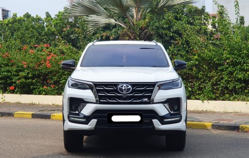 Toyota Fortuner New  4x2 2.8 A/T DSL GR Sport 2023 putih km 27 ribuan cash kredit proses bisa dibant