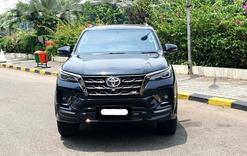 Toyota Fortuner New  4x2 2.8 A/T DSL GR Sport 2023 hitam km 45rban diesel cash kredit proses bisa