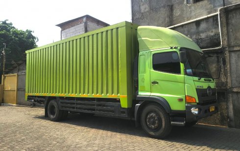 MURAH+banBARU Hino engkel 4x2 FG 235 JP box besi 2018 bok