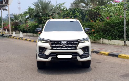 Toyota Fortuner New  4x2 2.8 A/T DSL GR Sport 2022 putih diesel pajak panjang tangan pertama