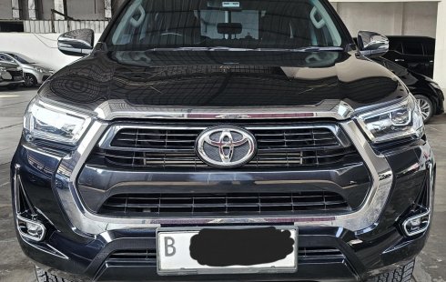 Toyota Hilux 2.4 V A/T 4×4 ( Matic ) 2022 Hitam Km Cuma 16rban Mulus Siap Pakai