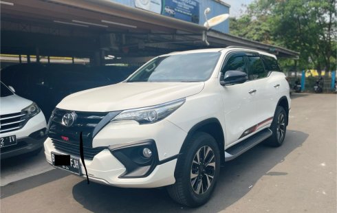 Toyota Fortuner 2.4 VRZ AT Putih