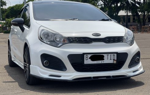 TERMURAH KIA RIO 1.4 AT PUTIH 2014