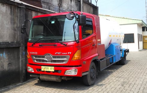 MULUS+banBARU+ tangki JEPANG MURAH Hino engkel FC 190 gas LPG 2014