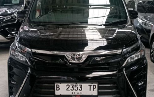 Toyota Voxy 2.0 AT 2018