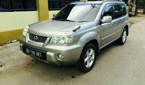 mobil nissan x trail 2004