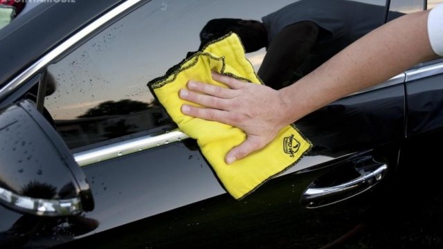 Tak Sempat Mencuci Mobil Setelah Hujan, Pastikan Untuk Melap Hingga Kering