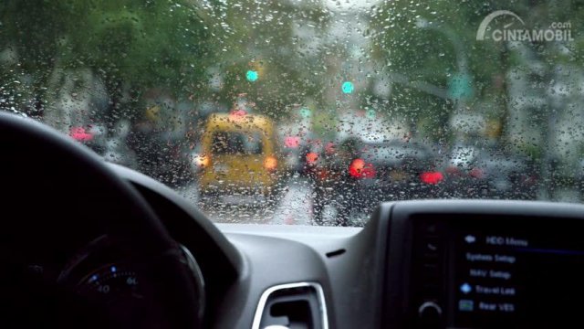 Ini Rahasianya, 10 Tips Berkendara Aman Di Musim Hujan Versi Cintamobil.com
