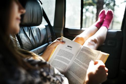Amankah Membaca di Dalam Perjalanan Mobil?
