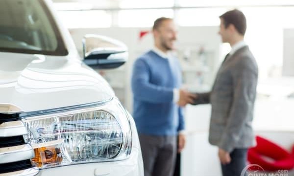 Pilih Membeli Mobil Bekas Milik Perorangan atau dari Diler?