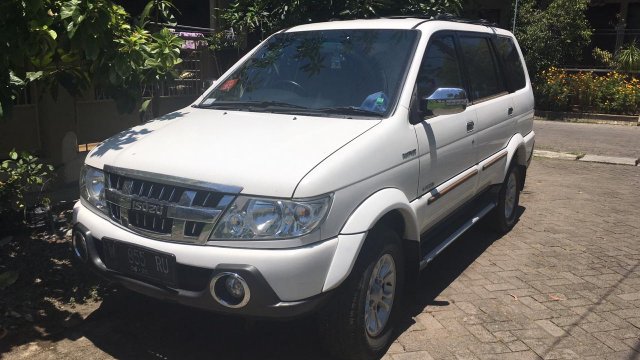  Jual  mobil  Isuzu Panther  warna Putih bekas  aman murah  