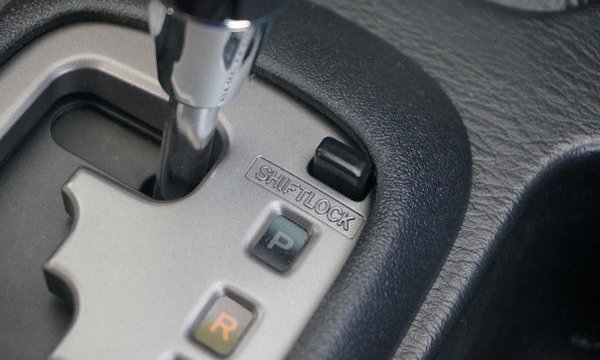 Bagi Pengguna Transmisi Otomatis, Berikut Cara Gunakan Fitur Shift Lock Saat Parkir Paralel